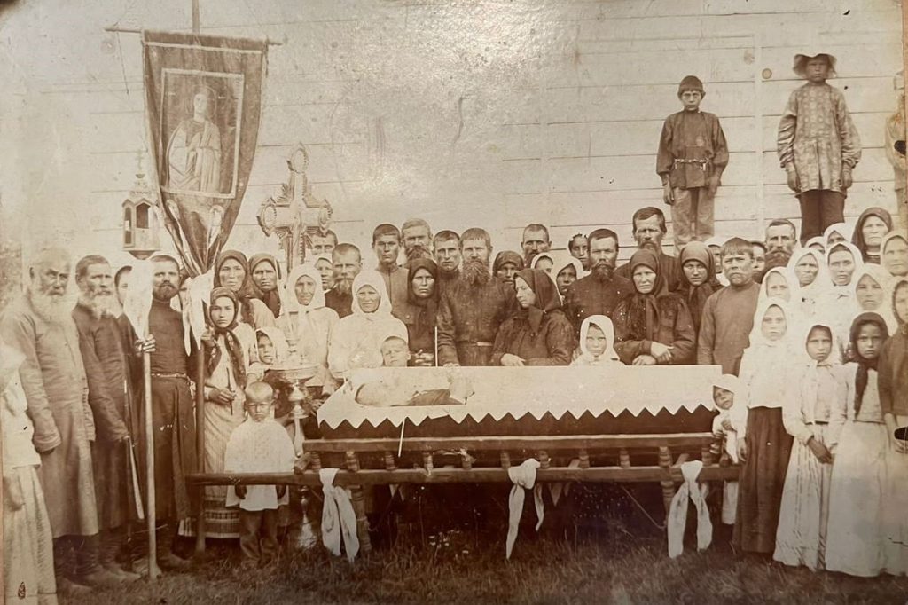 На снимке, сделанном на фоне разрушенной в 1930-х годах церкви Архангела Гавриила станицы Новомышастовской, хоругвь держит казак, который стоит слева.