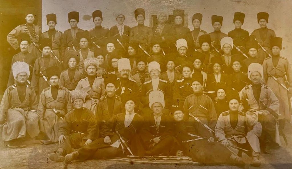 Эта фотография 1-го Полтавского полка хранится в Новомышастовской, в центре — командир полка Нальгиев Эльберт Асмарзиевич. Фото сделано после сентября 1910 года и до начала…