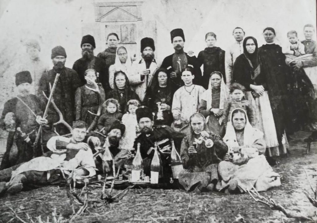 Семья Сизион. Слева внизу лежит Сизион Александр Кирьякович, рядом с ним его дядя Сизион Артем Данилович. Справа третья в платке стоит жена Артема Даниловича Ульяна Ефимовна.