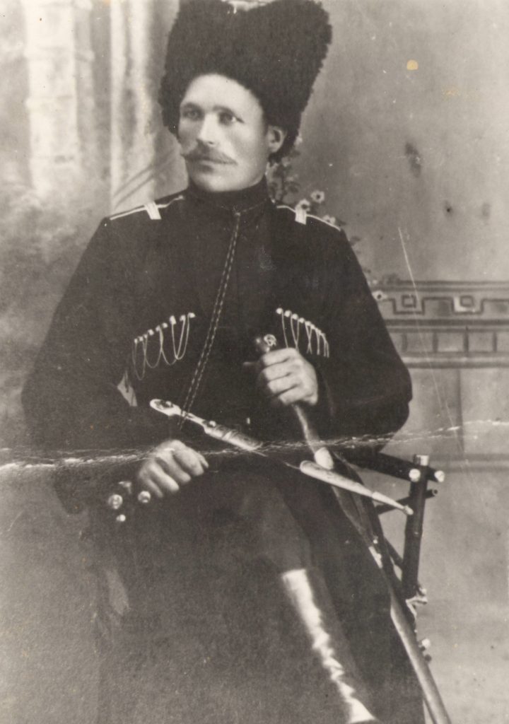 Сизион Георгий Артемович, урядник 5 Кубанской казачьей батареи. Арестован 2.12.1937 за антисоветскую агитацию, осужден тройкой УНКВД 13.12.1937, расстрелян 26.12.1937.…