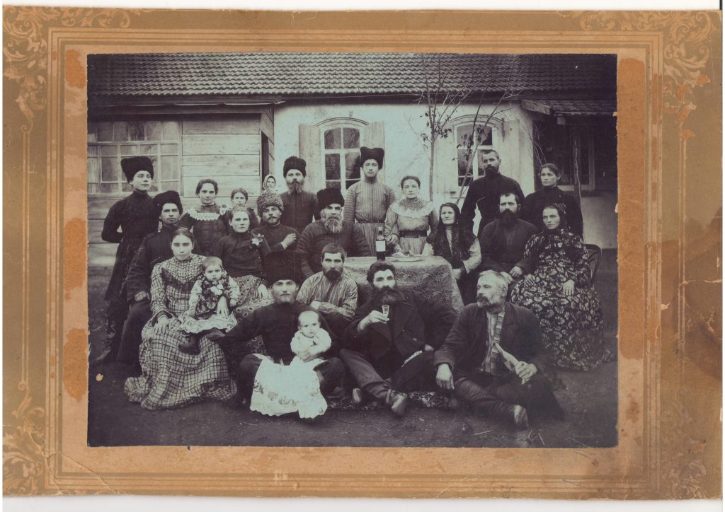 Евгений Блоха выяснил историю нескольких фотографий из музея станицы Новомышастовской — иллюстрация
