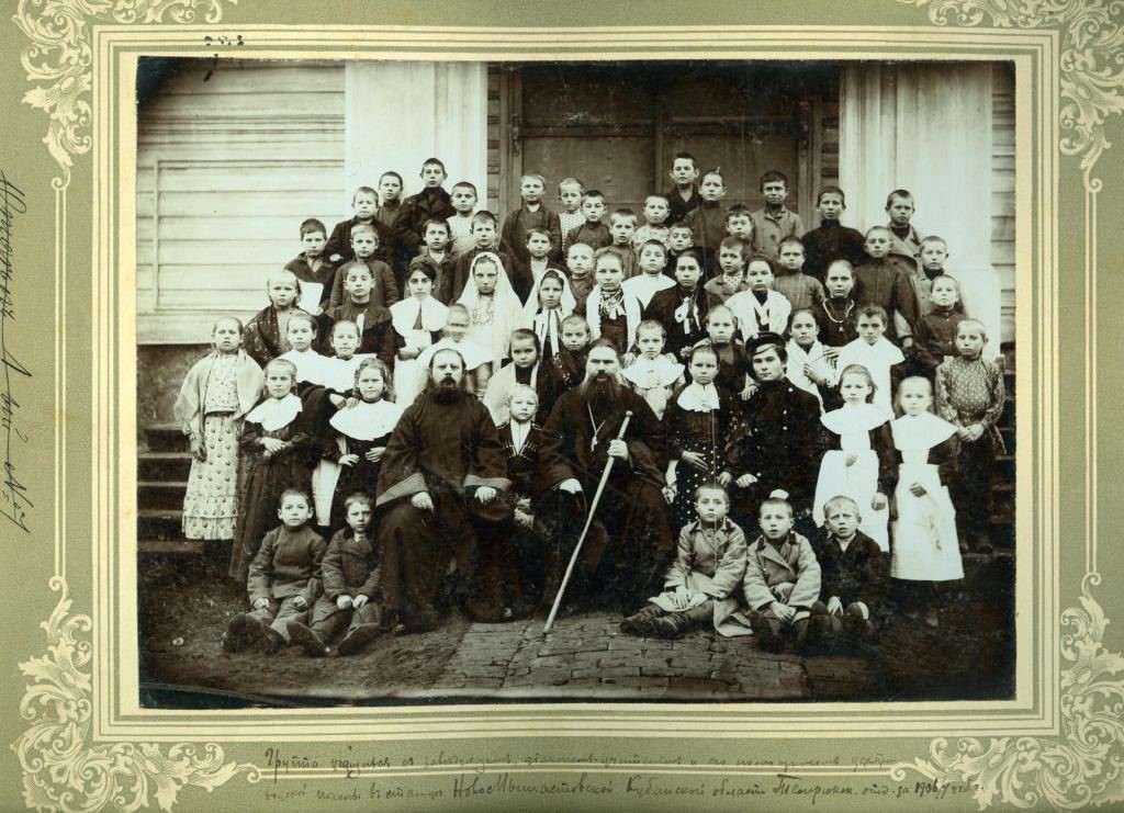 Учащиеся церковно-приходской школы, 1906 год. Фотография сделана на входе в церковь станицы Новомышастовской.