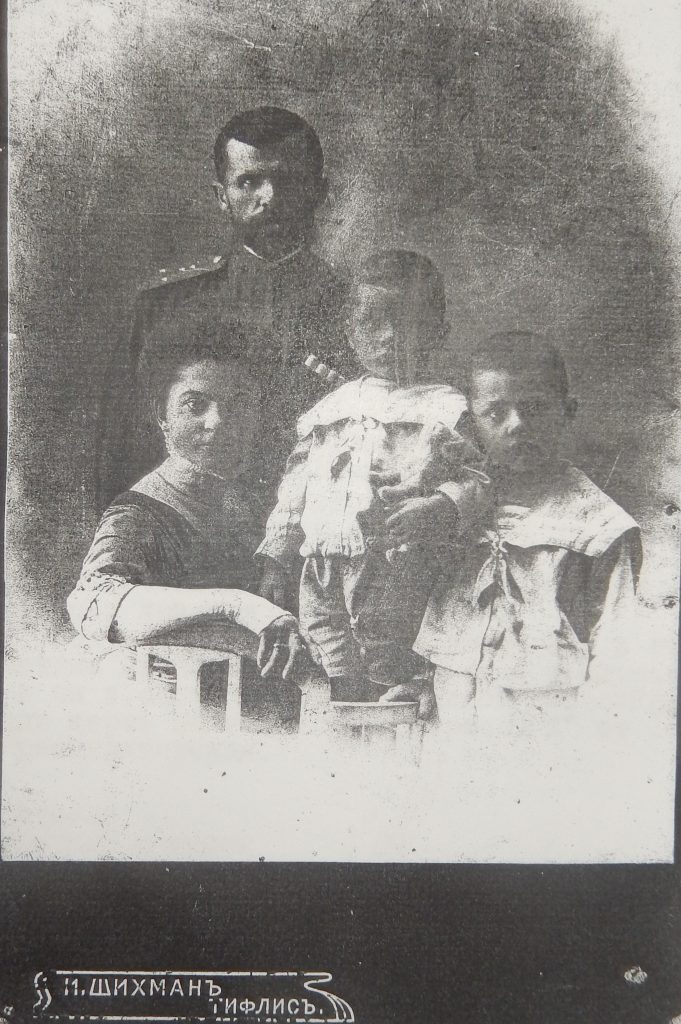 Фото 30 мая 1910 года. Запорожченко Иван Никандрович с женой и сыновьями.