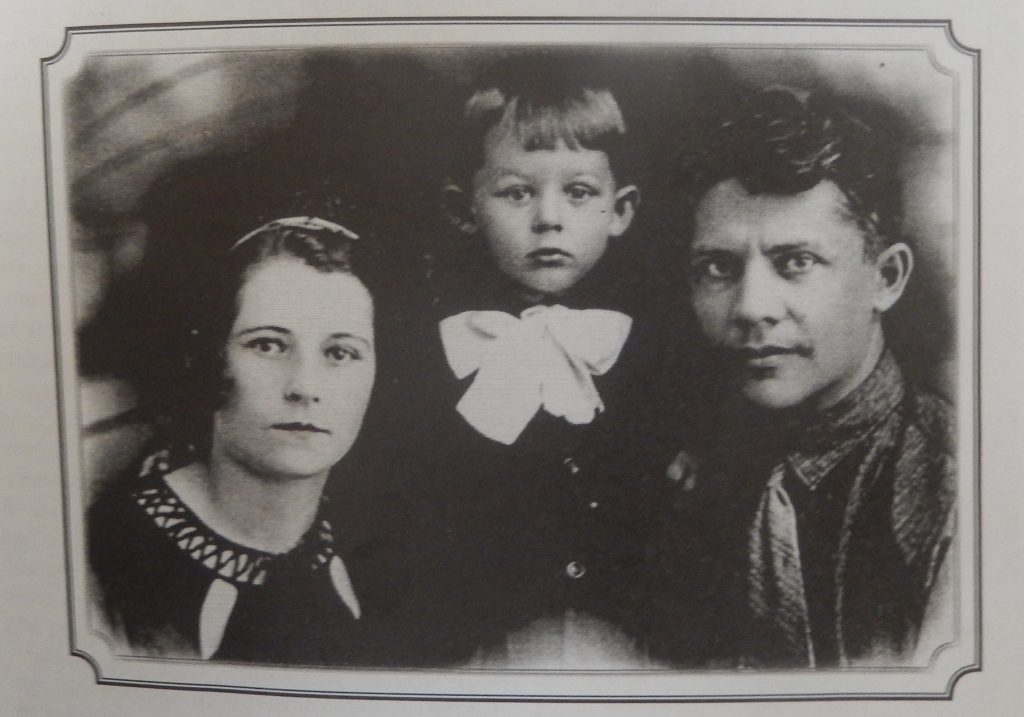 Фото 1938 год. Запорожченко Валентин Иванович с семьей.