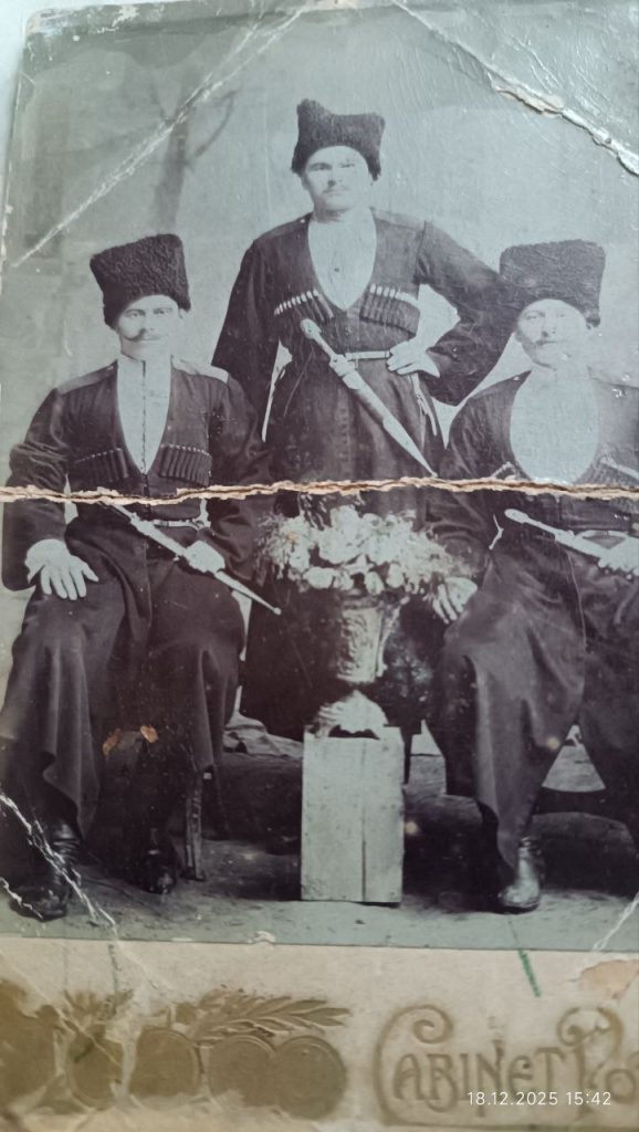 Слева сидит Иван Дмитриевич Лось 1889г.р.