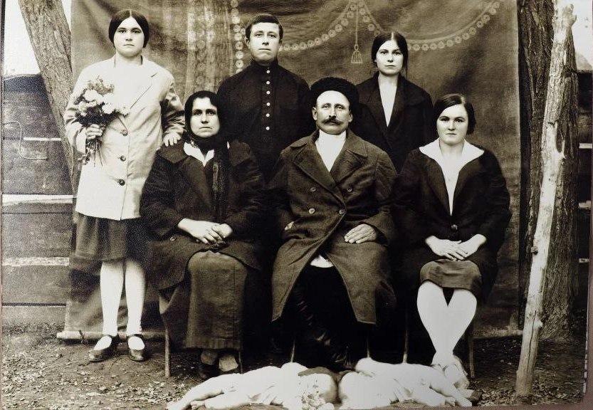 Иван Дмитриевич Лось, слева жена Анна Тихоновна, справа дочь Любовь Ивановна (Пикало), стоят слева дочь Ольга Ивановна (Киричок), справа дочь Мария Ивановна (Дмитриева) с…