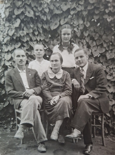 Андрей Иванович Картель, его жена Нина Васильевна и дочь Вера. Струмица 1935 год.